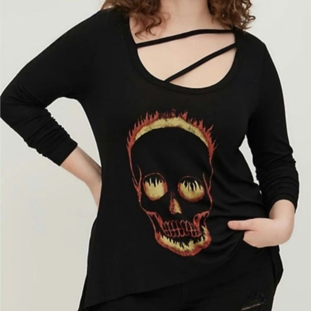 NWT Torrid Lovesick Flame Skull Strappy Long Sleeve Hi-Low Shirt